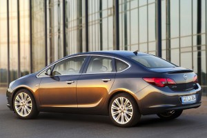 В сентябре в продажу поступит обновленный седан Opel Astra 
