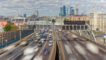 В Петербурге предложили пересадить чиновников на их личные авто