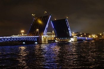 Попытка итальянца перепрыгнуть мост в Петербурге — появилось видео