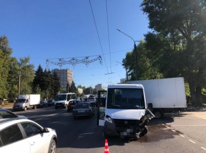 Авария с семью автомобилями произошла в Воронеже: два человека попали в больницу