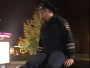 Воронежец в полицейской форме прокатился на крыше автомобиля по городу