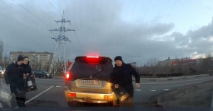 В сети опубликовали видео, как выбежавший воронежец распылил перцовый баллончик прямо в окно машины