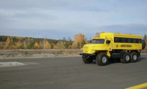 Уникальный автобус-вездеход представили в Якутии